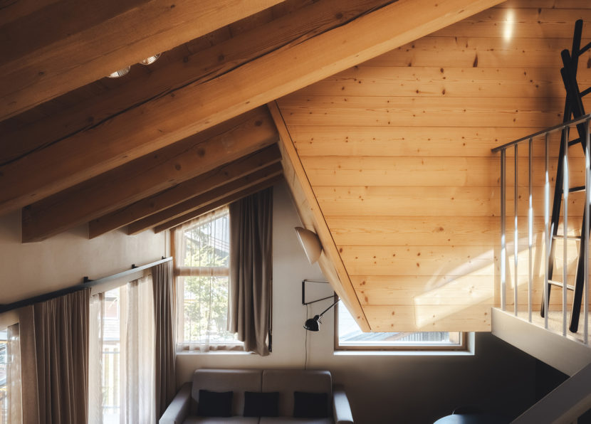 Treppenbereich und Galerie des Penthouse Matterhorn im Hotel Carina Zermatt mit Holzinterieur