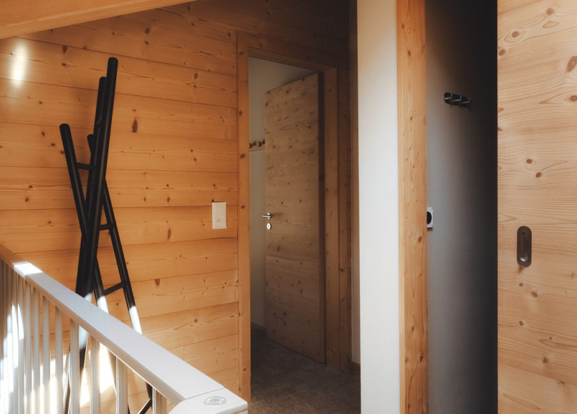 Treppenbereich und Galerie des Penthouse Matterhorn im Hotel Carina Zermatt mit Holzinterieur