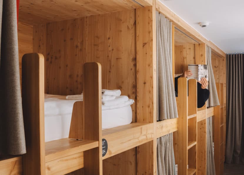 Reihe von Holzkabinen mit Stockbetten im Basecamp I & II.