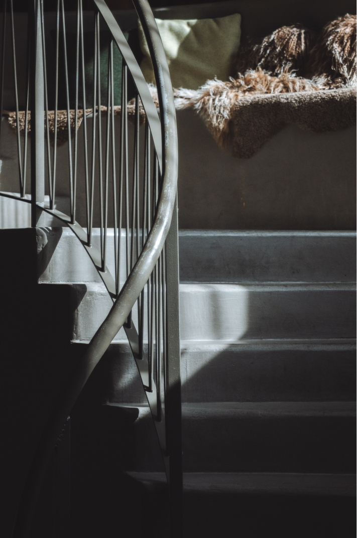 Architektonisches Detail der Treppe mit Geländer und Lichtstimmung im Hotel Carina Zermatt