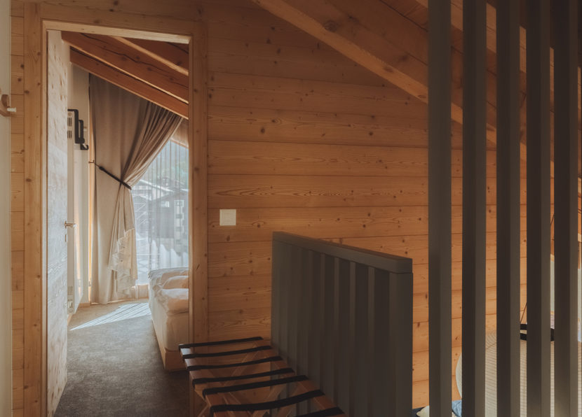 Galerie und Flurbereich des Penthouse Matterhorn im Hotel Carina Zermatt mit Holzinterieur