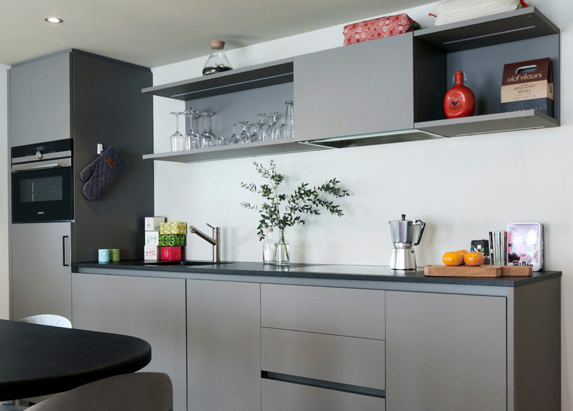 Cuisine moderne du Penthouse Matterhorn à l’Hôtel Carina Zermatt avec plan de travail et équipements