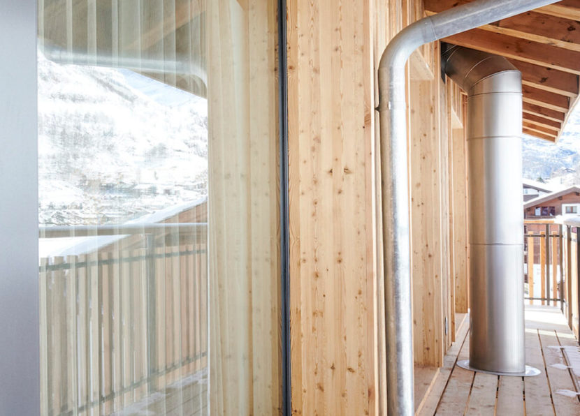 Espace extérieur du balcon du Penthouse Matterhorn à l’Hôtel Carina Zermatt avec façade en bois