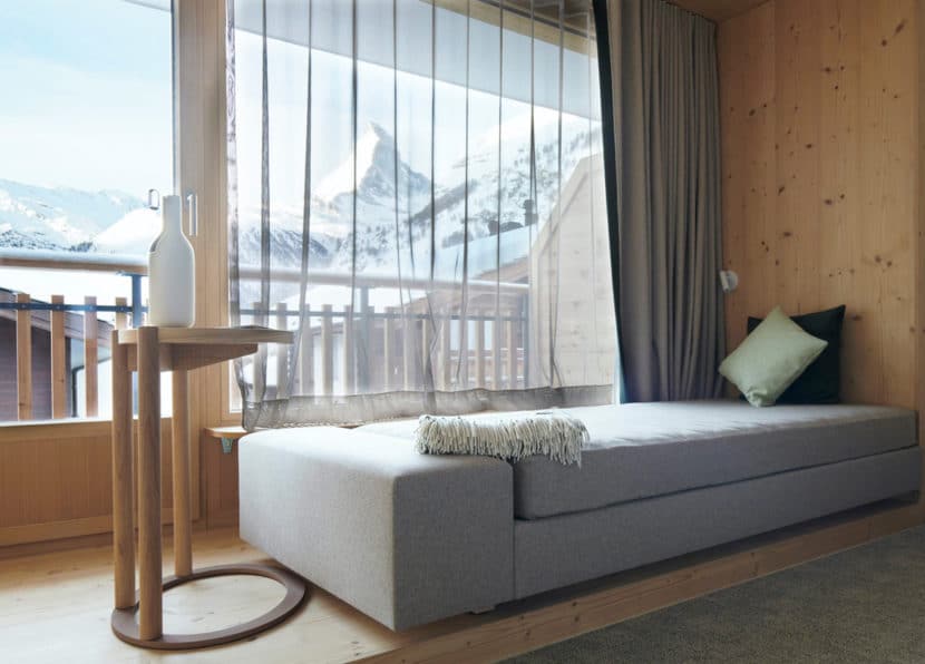 Liegesofa am Fenster mit Blick auf das Matterhorn im Matterhorn Deluxe Zimmer.