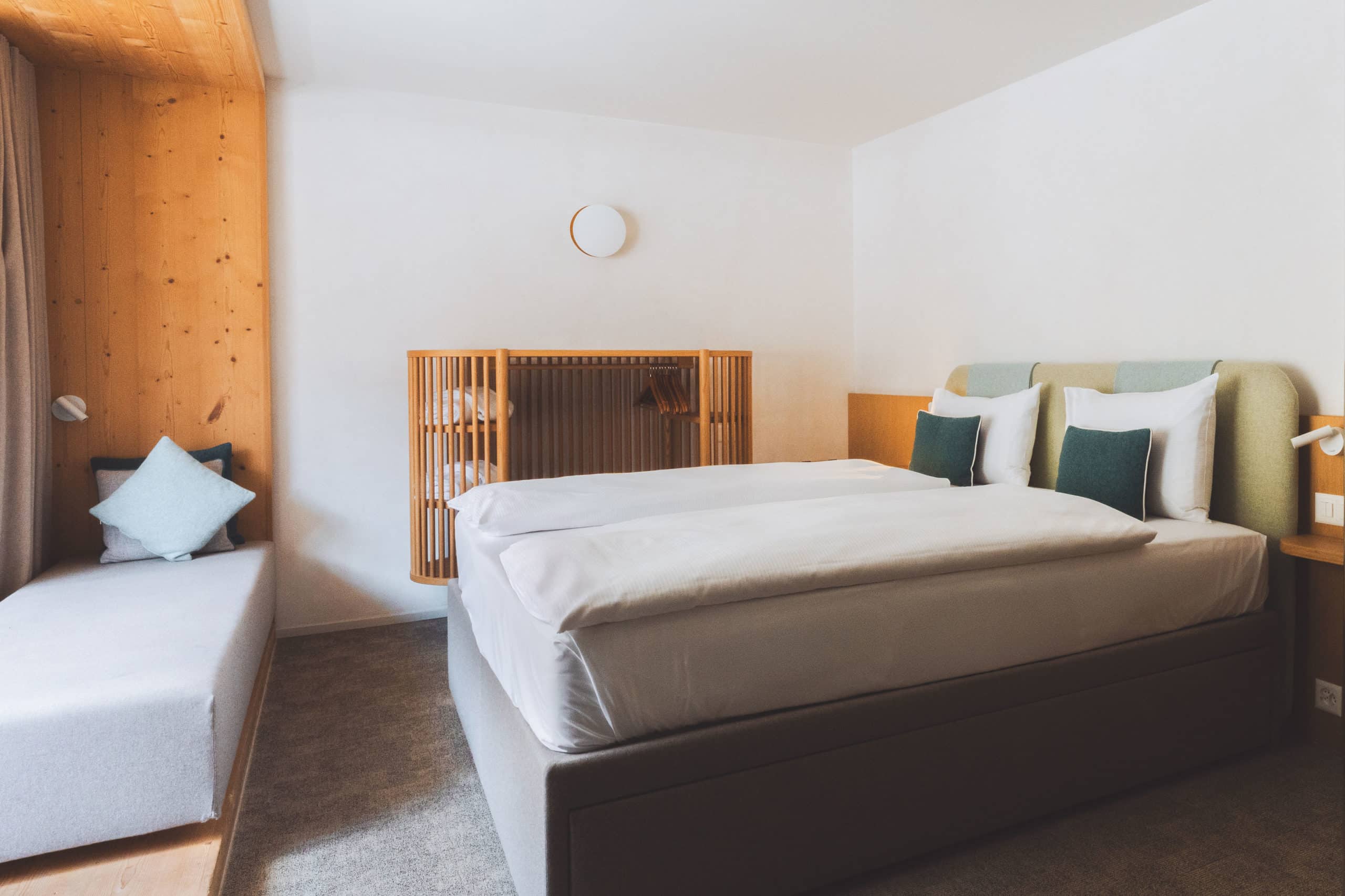 Matterhorn Zimmer im Hotel Carina Zermatt mit Doppelbett und modernem alpinem Design.