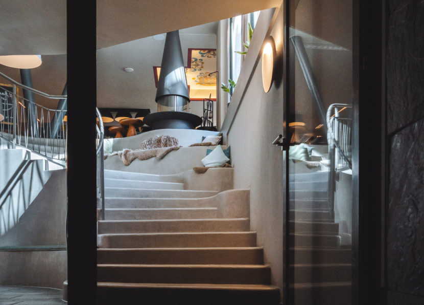 Escalier moderne avec espace lounge et cheminée dans un espace design et lifestyle