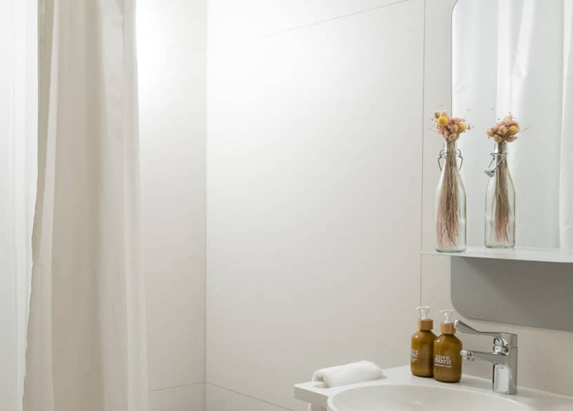 Bathroom in the twin room with sink and amenities at Hotel Carina Zermatt.